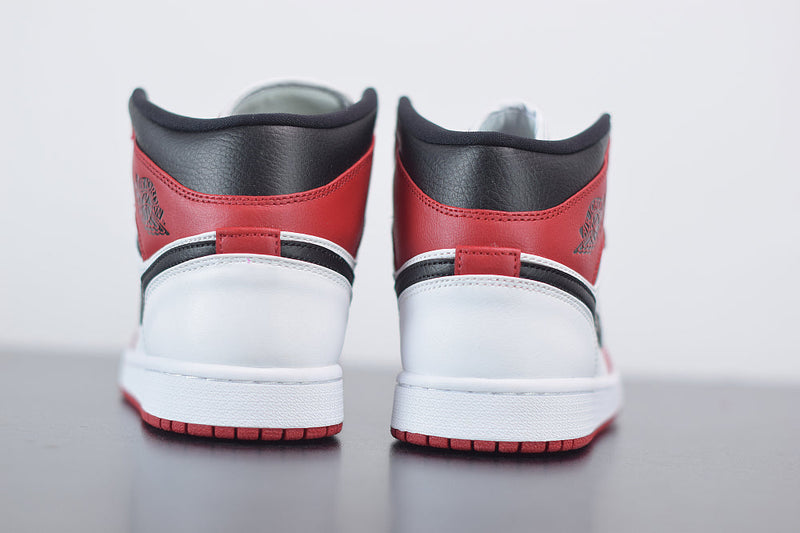 Nike Air Jordan 1 Mid "Chicago"