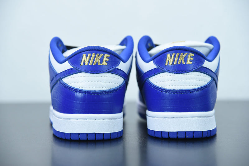 Nike SB Dunk Low x Supreme Stars Hyper Royal